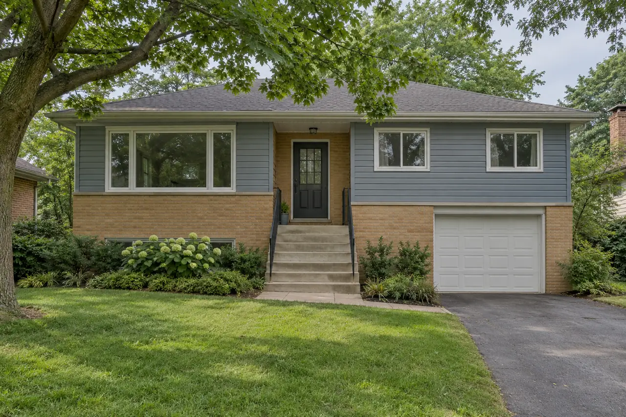 Home value in Palatine, IL: split-entry home with a front stairway and garage in Palatine, IL